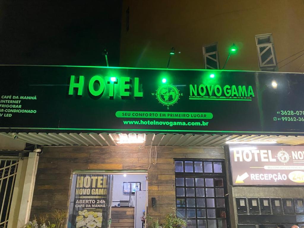 Novo GamaHotel Novo Gama的夜间在大楼前的酒店标志