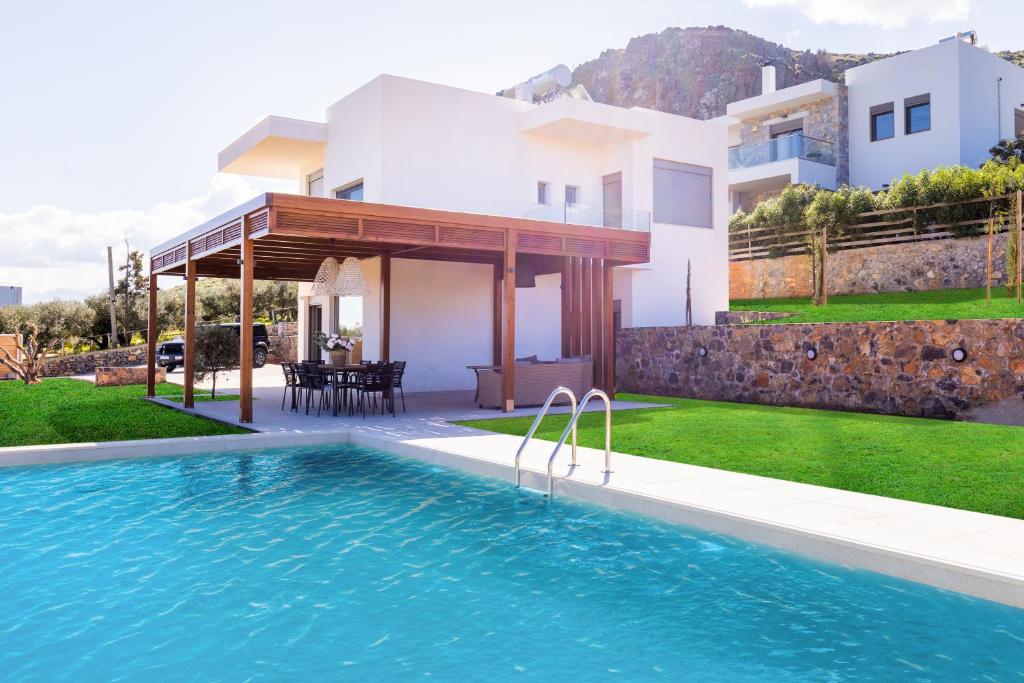 库基尼坎尼奥Luxury Villa U的别墅前设有游泳池