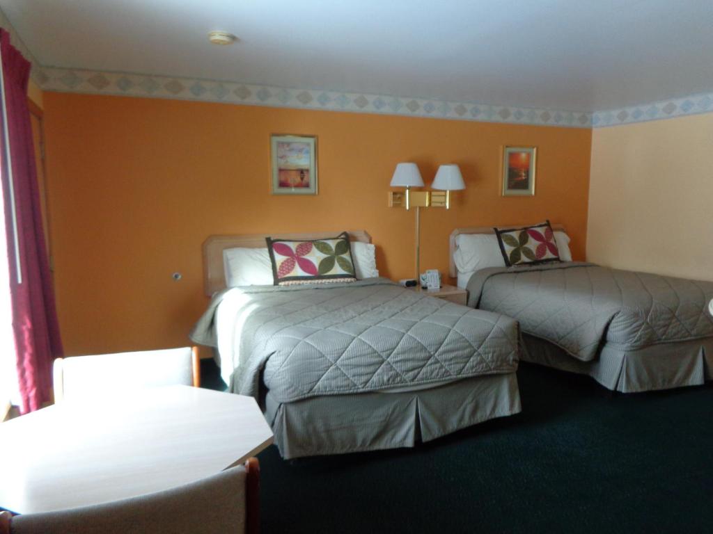 甘尼森Western Motel的一间酒店客房,房间内设有两张床