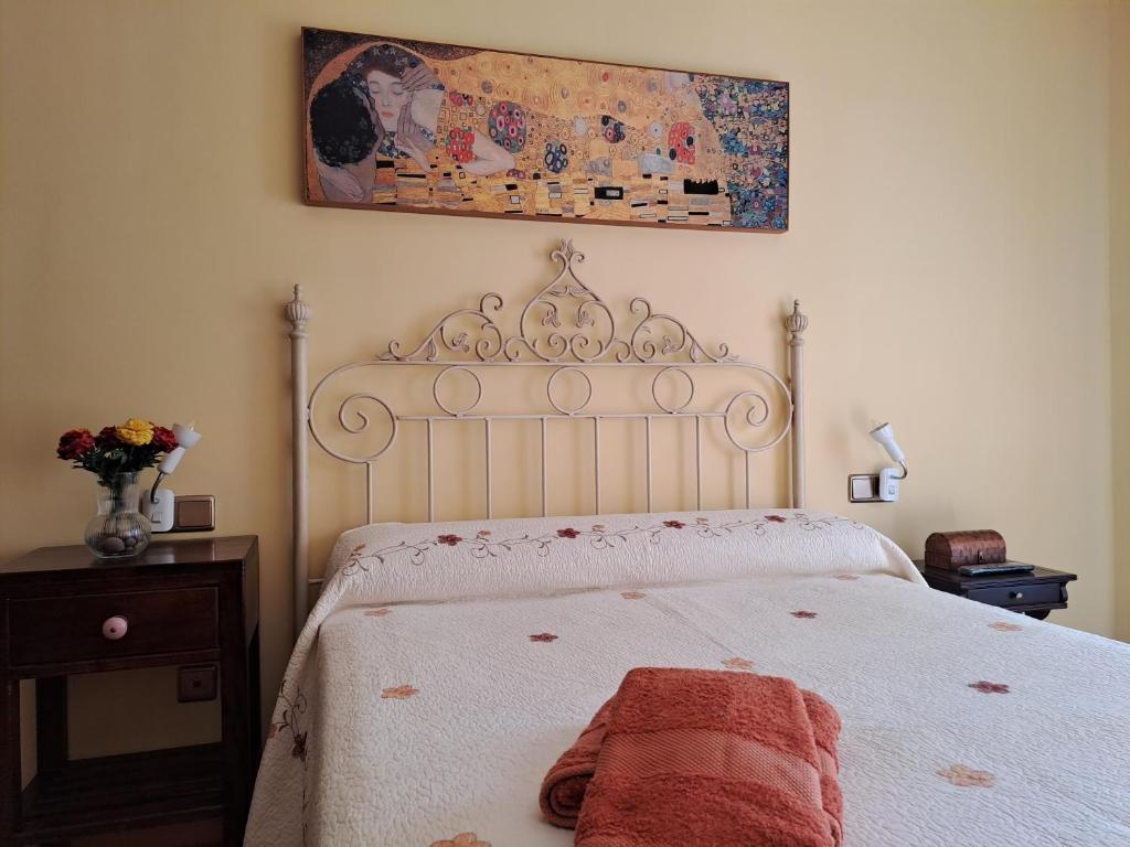 奥维多Los Prados - HUCA Oviedo - Parking gratuito的一间卧室配有一张带白色床罩的床