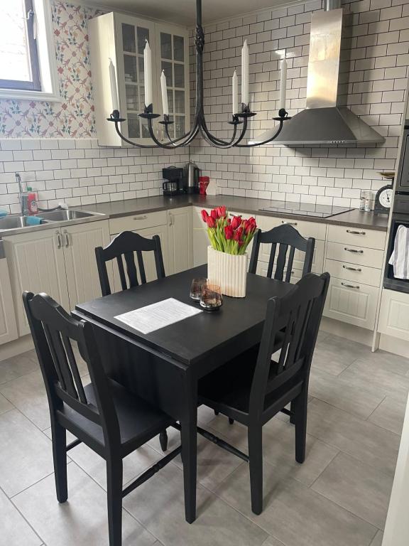 Utterbyn/Sirsjön的厨房配有黑色桌椅和黑色用餐室。