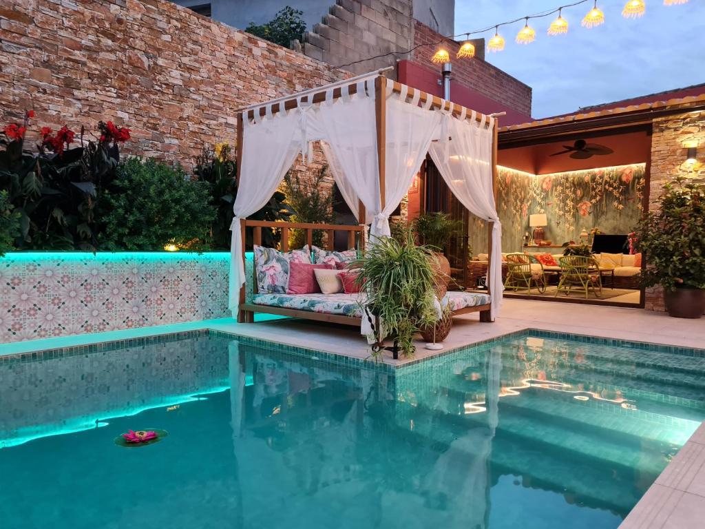 Castejón de MonegrosEl Jardin de Gala的凉亭,位于泳池上,旁边设有一张床