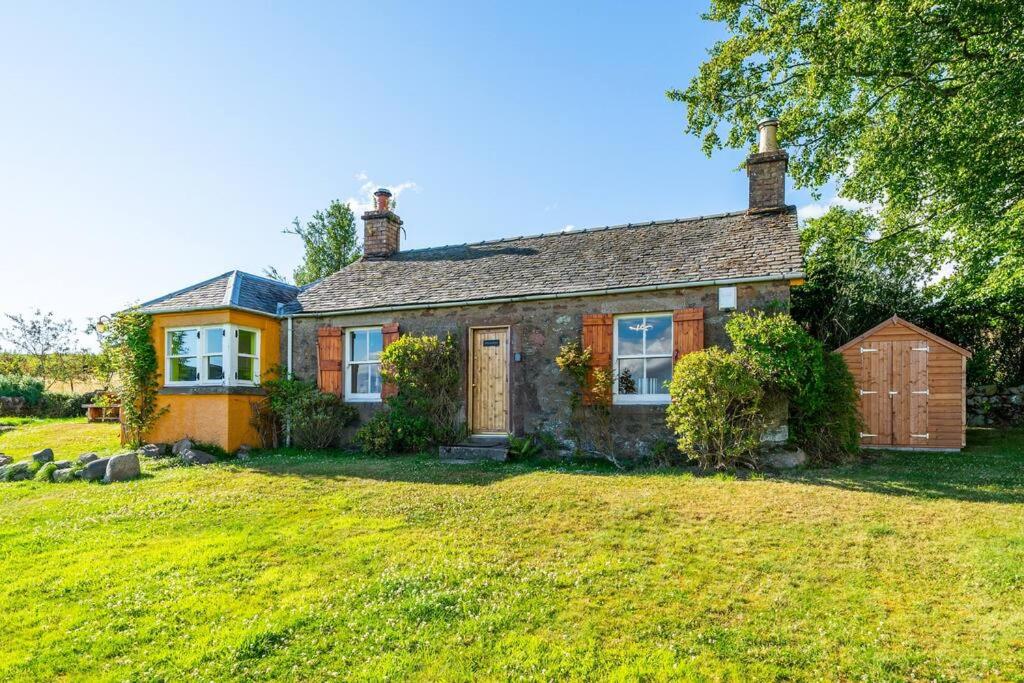 布莱尔高里Blindwelleyes Cottage的一座带草地庭院的小砖屋