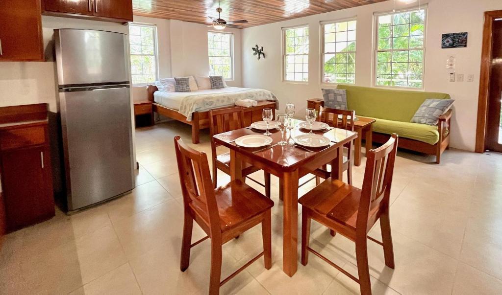 库尔克岛Caribbean Beach Suite的厨房以及带桌子和冰箱的用餐室