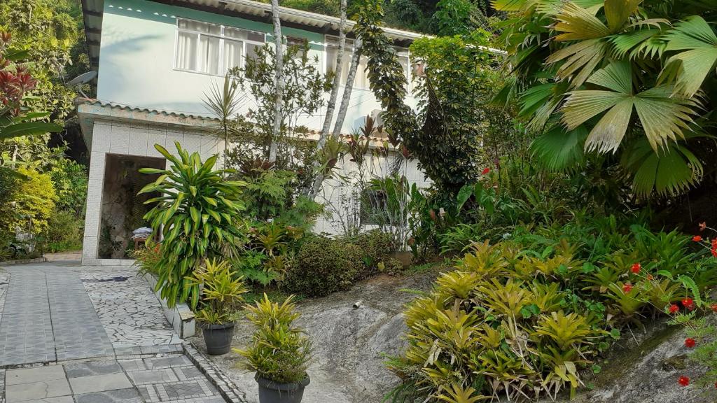 安格拉杜斯雷斯Apartamento em Chácara Aconchegante的前面有一堆植物的建筑