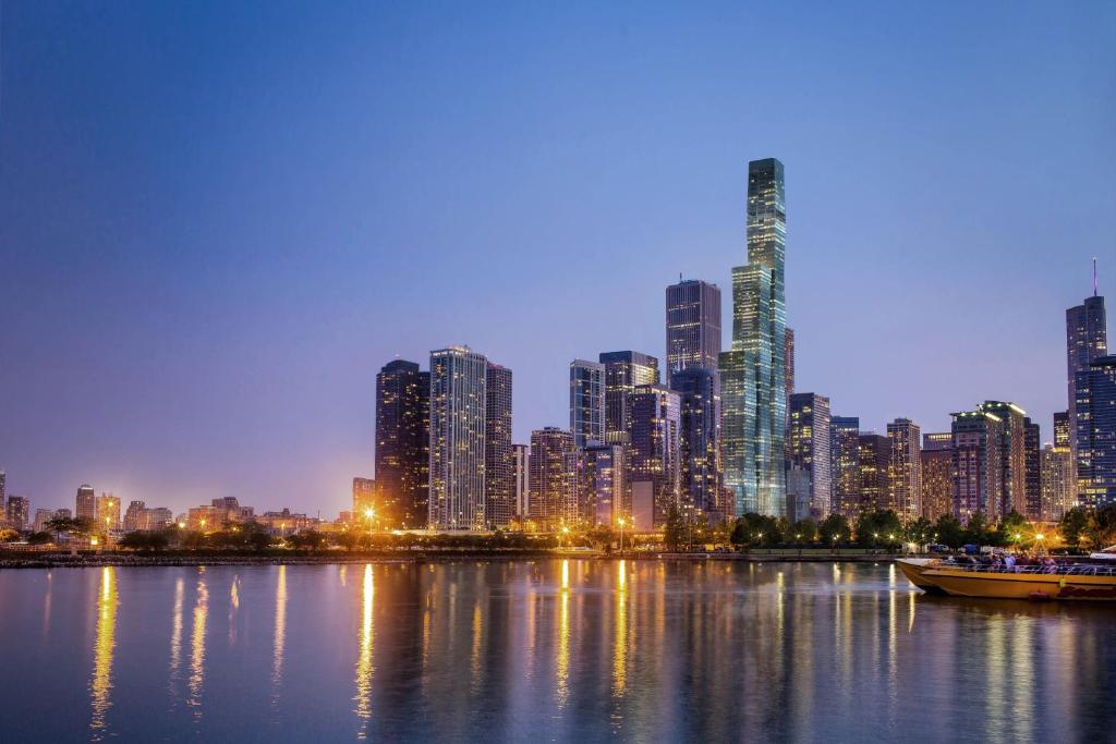 芝加哥The St. Regis Chicago的享有城市天际线的美景。
