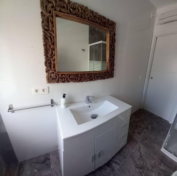 格拉德卡斯特利翁Apartamento cerca del puerto y del paseo的浴室设有白色水槽和镜子