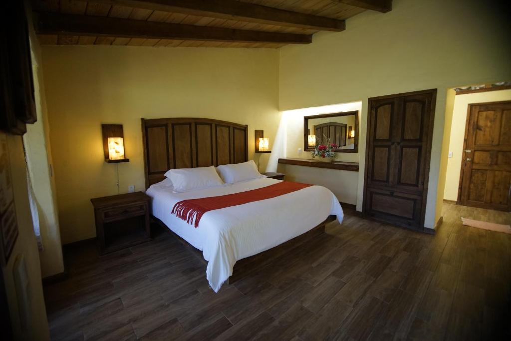 萨卡特兰Cabañas La Cascada的一间卧室,卧室内配有一张大床