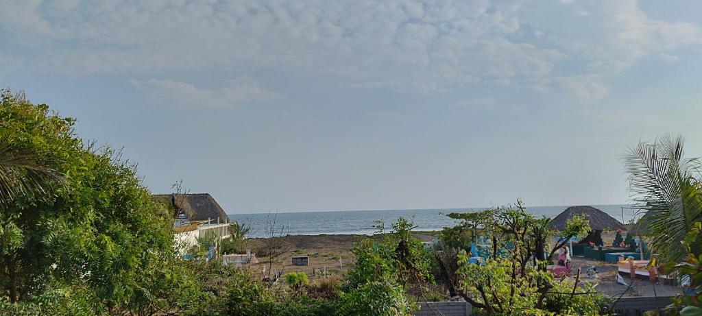 El Paredón Buena VistaBavaria Surf House的享有海滩美景,背景为大海