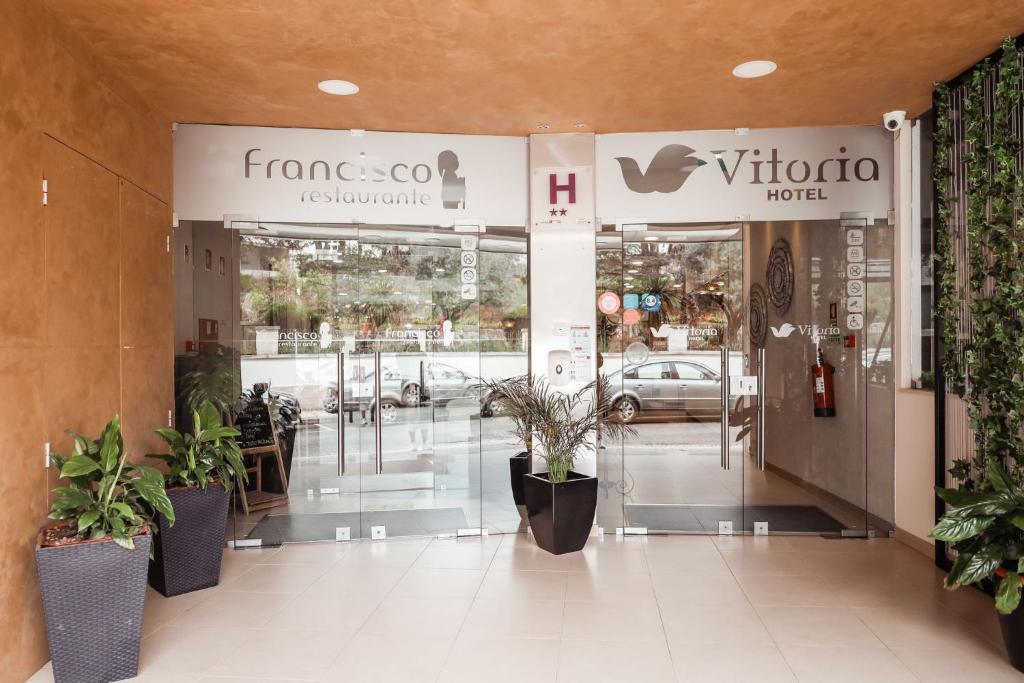 法蒂玛维多利亚酒店的商场内种植盆栽植物的商店的入口