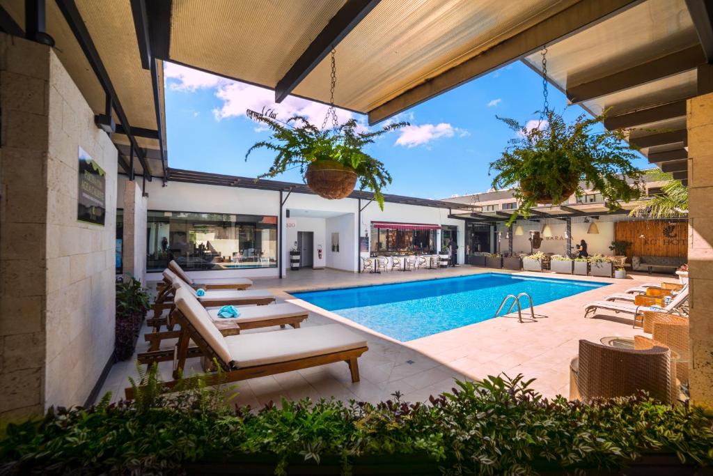 圣何塞圣荷塞KC酒店的一个带庭院和房子的室外游泳池