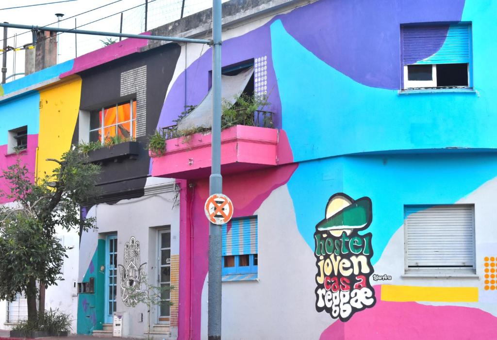科尔多瓦Hostel Joven casa Reggae的一面有彩色壁画的建筑