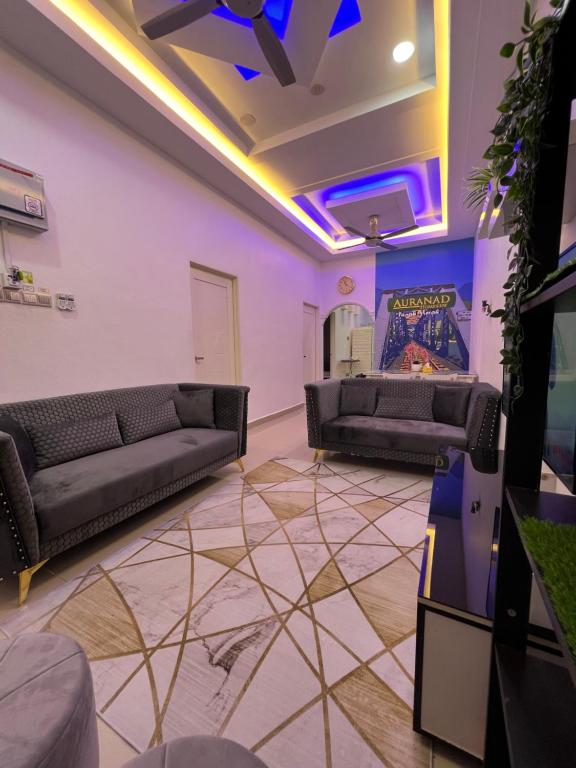 Kampong Tanah MerahAuranad Guest House Tanah Merah Wifi-Netflix的客厅配有两张沙发和一台电视机