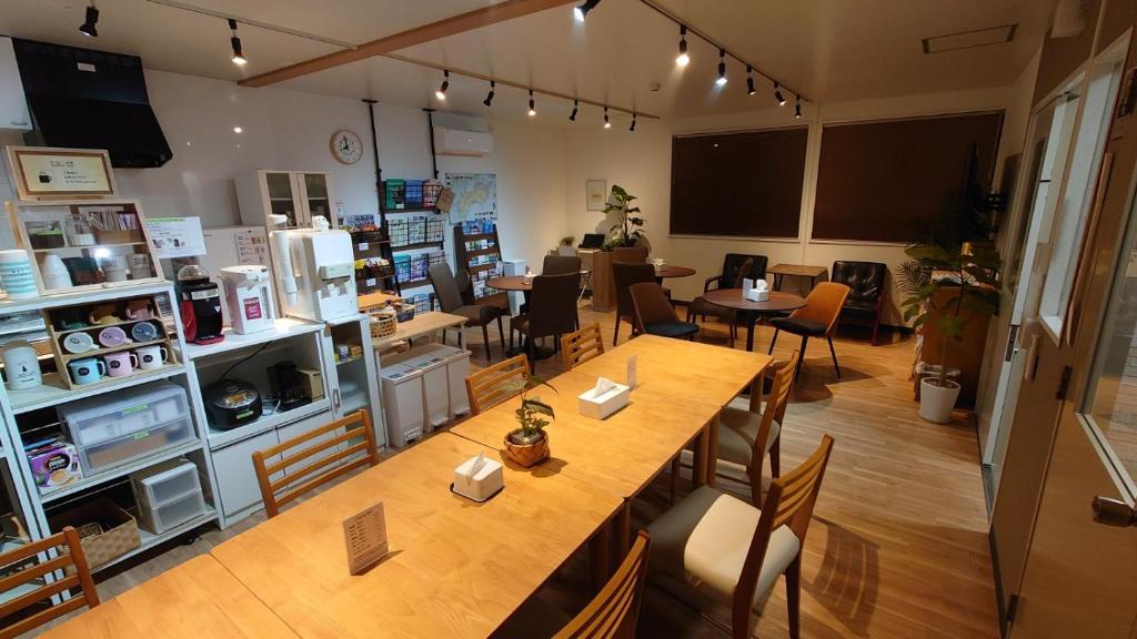 Sanuki宿 inn TEK-TEK的餐厅设有一张大型木桌和椅子