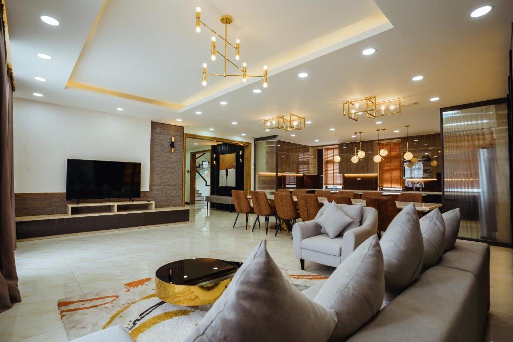 Ấp Yên ThượngHotel 365Luxhomeriverside Can Tho的客厅配有沙发和桌子