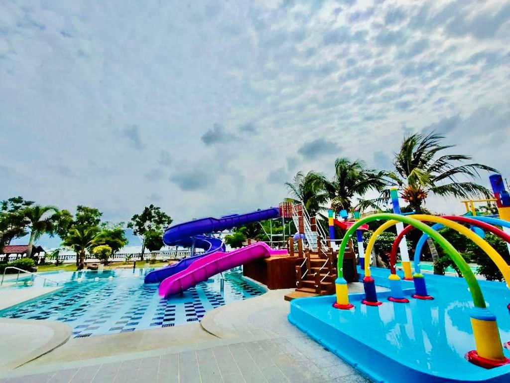 瓜埠高贵度假村的一个带水滑梯的大型游泳池
