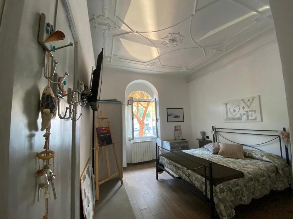 斯培西亚Il Nido da Chiara的一间卧室设有一张床和天花板