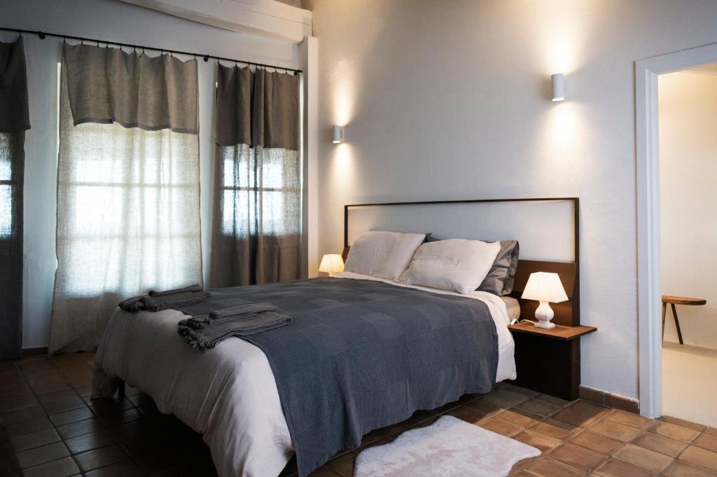 佩切图Casa Kiko Pecetto的一间卧室设有一张大床和一个窗户。