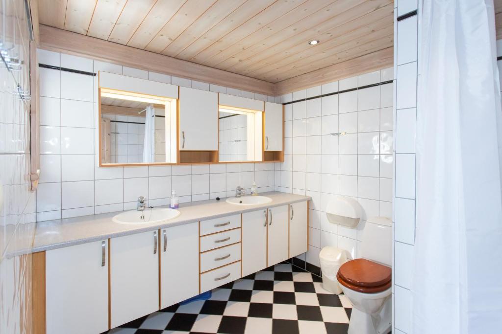 格里姆斯塔Topcamp Bie - Grimstad的一间带两个盥洗盆和 ⁇ 格地板的浴室