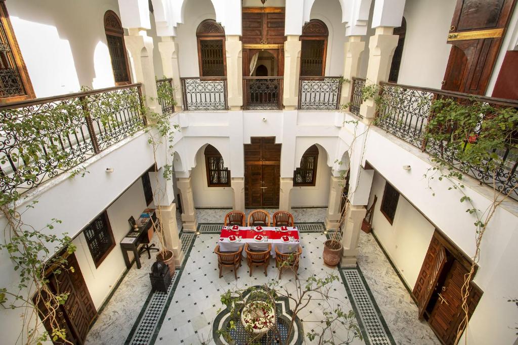 马拉喀什达尔索哈内摩洛哥传统庭院住宅的享有带桌椅的建筑的顶部景致