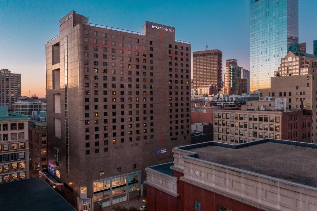 波士顿波士顿凯悦酒店的享有城市天际线和高楼的景色