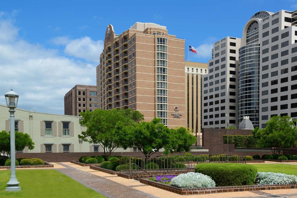奥斯汀DoubleTree Suites by Hilton Hotel Austin的享有城市和高楼的景色