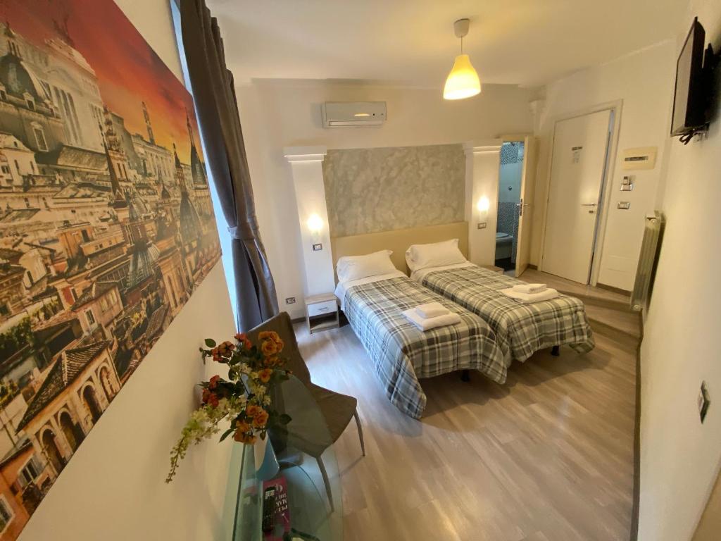罗马罗马住宿加早餐旅馆的酒店客房设有一张床,墙上挂着一张照片