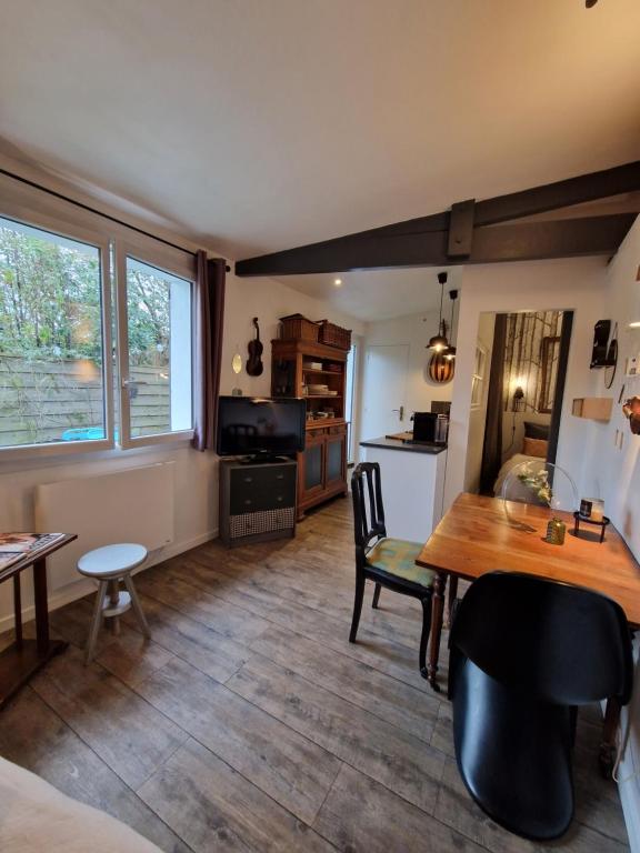塔朗斯Albin le musicien的厨房以及带桌椅的起居室。
