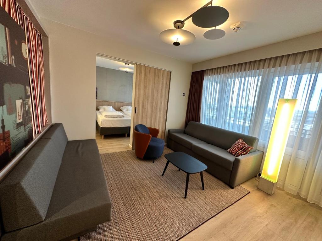 汉堡翰堡城中区公寓式酒店的客厅配有沙发和1张床