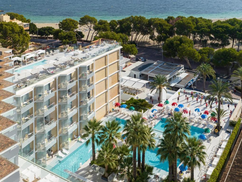 帕尔马诺瓦Reverence Mare Hotel - Adults Only的享有酒店和海滩的空中景致