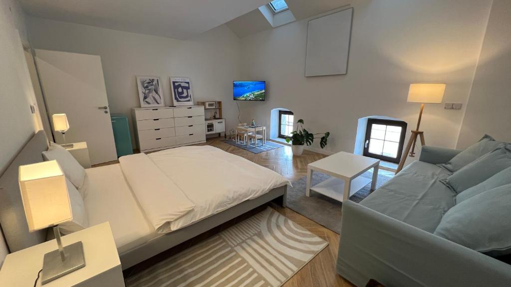 凯日马罗克Franco Apartments的一间卧室配有一张大床和一张沙发