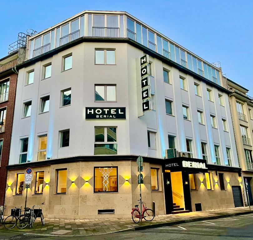 杜塞尔多夫Boutique Hotel Düsseldorf Berial的一座酒店大楼,上面有标志