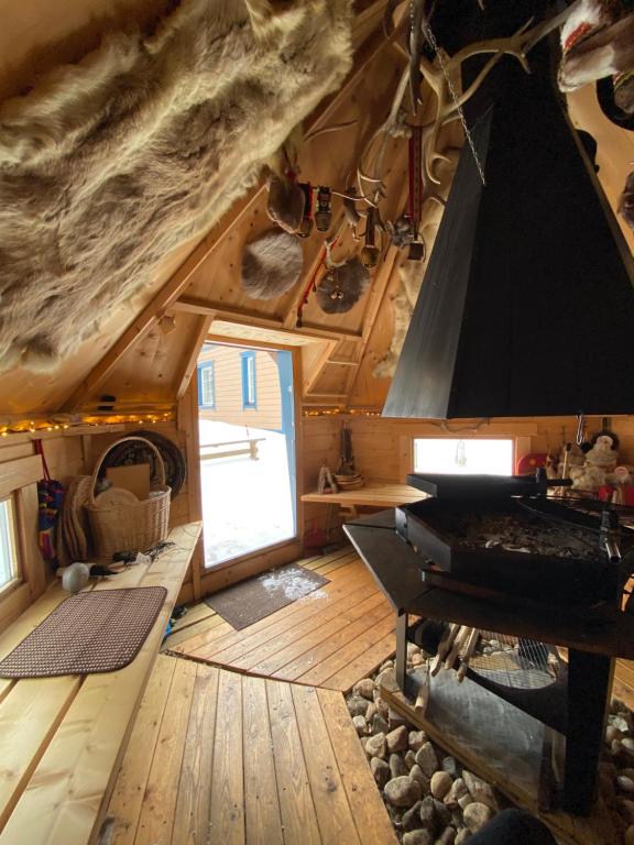 索特Iso-Syötteen Pilikki的小屋内带钢琴的客厅