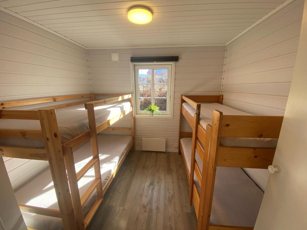 海宁格松哈拉尔德肖根露营地的小屋配有两张双层床。
