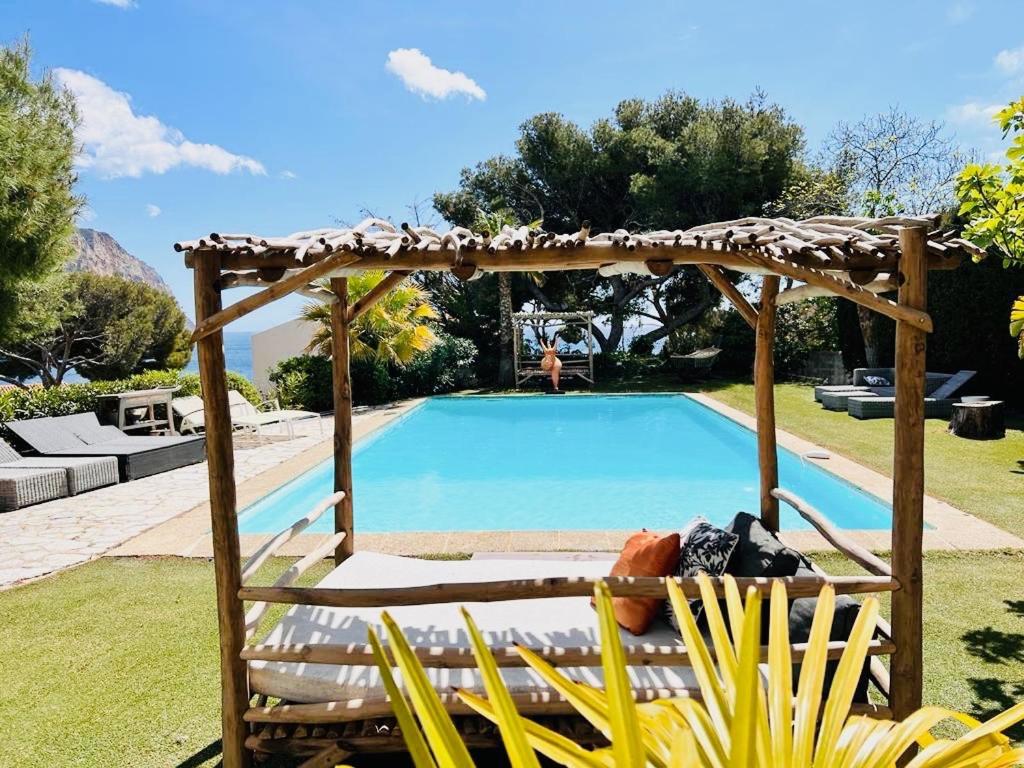 卡西斯Astoria Villa maison d hôtes Appartement vue mer avec piscine的游泳池旁设有木制凉亭