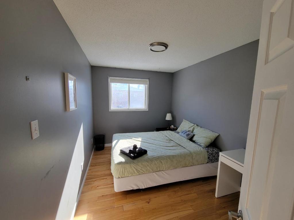 加蒂诺Comfy Private Bedroom near Downtown Ottawa/Gatineau的一间小卧室,配有床和窗户