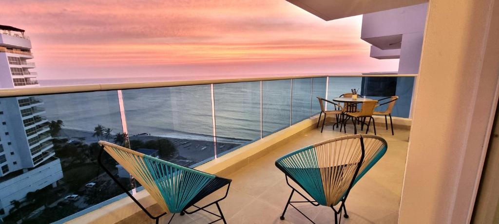 Puerto de GairaExclusivo Apartamento con vista al Mar - Santa Marta的阳台配有两把椅子和一张桌子
