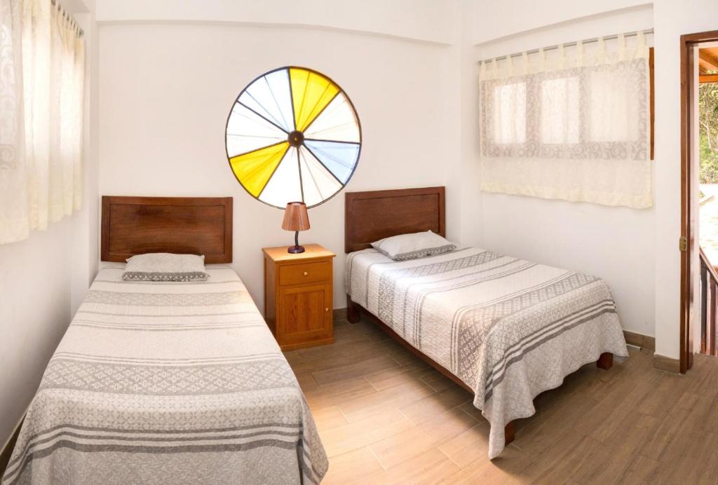 伊察Bodega el Huarango的一间卧室配有两张床和镜子