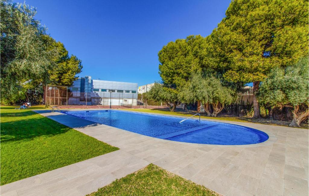 圣胡安·德·阿利坎特Awesome Home In San Juan De Alicante With Outdoor Swimming Pool, Wifi And 3 Bedrooms的一座位于林地和建筑中的游泳池