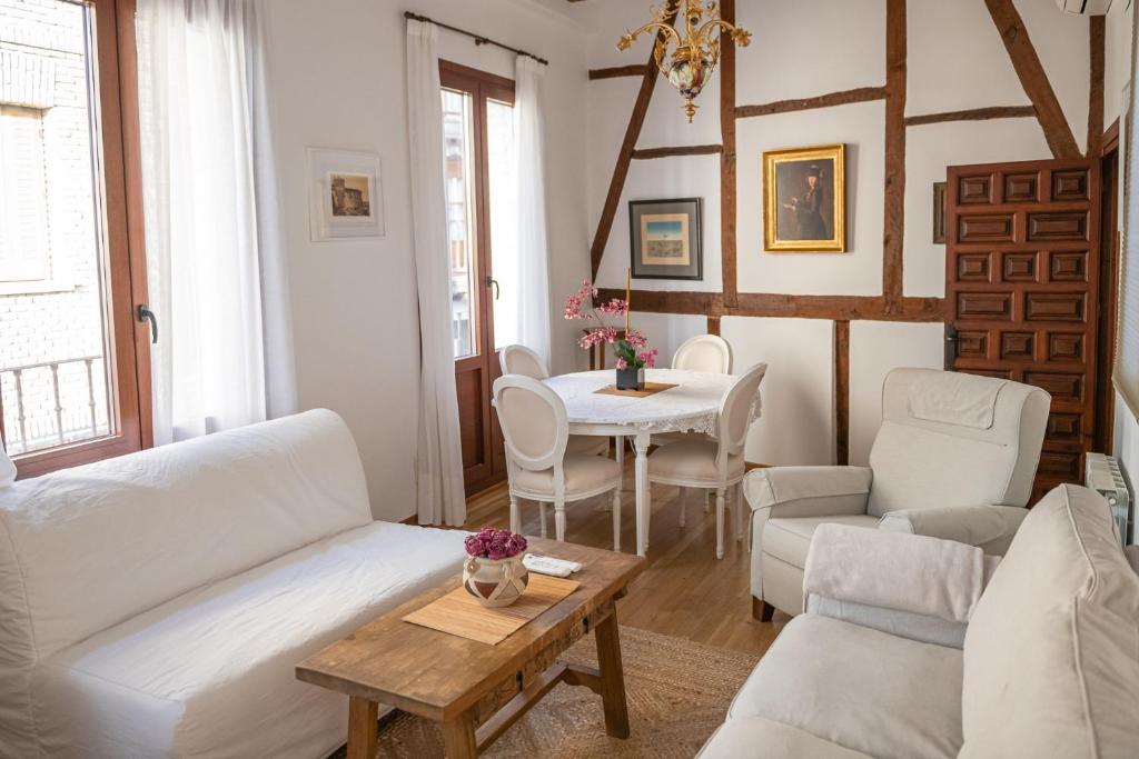 托莱多Hammam de Zeid的客厅配有白色家具和桌子