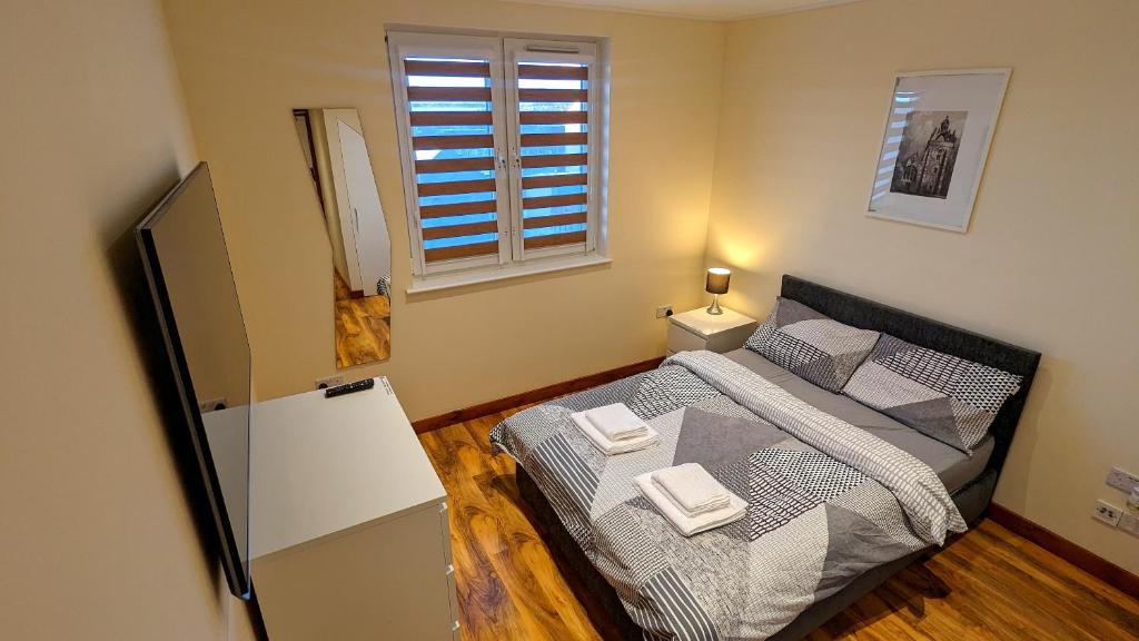 阿伯丁Private Room in Modern Apartment的一间小卧室,配有床和窗户