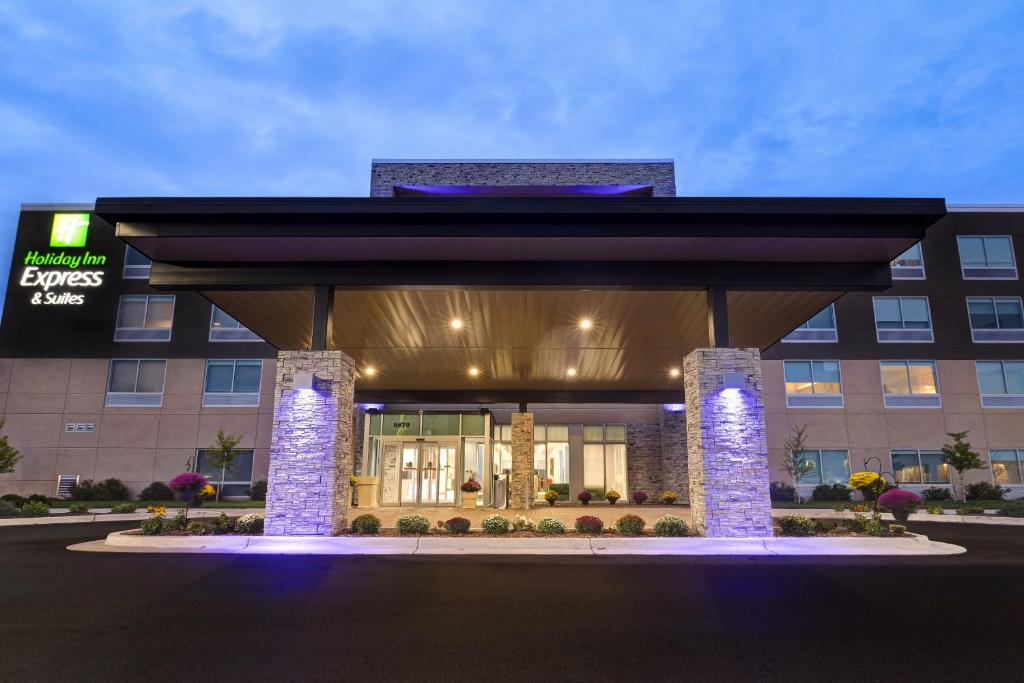 安娜堡Holiday Inn Express & Suites - Ann Arbor - University South, an IHG Hotel的酒店大楼设有灯光大型大堂