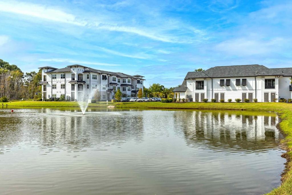 费南迪纳比奇Chic 1 and 2 Bedroom Apartments at Vintage Amelia Island next to Fernandina Beach的房屋前方的喷泉池塘