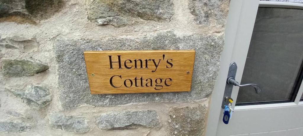 斯基普顿Henry's Cottage的石墙上标有女同性恋小屋的字样
