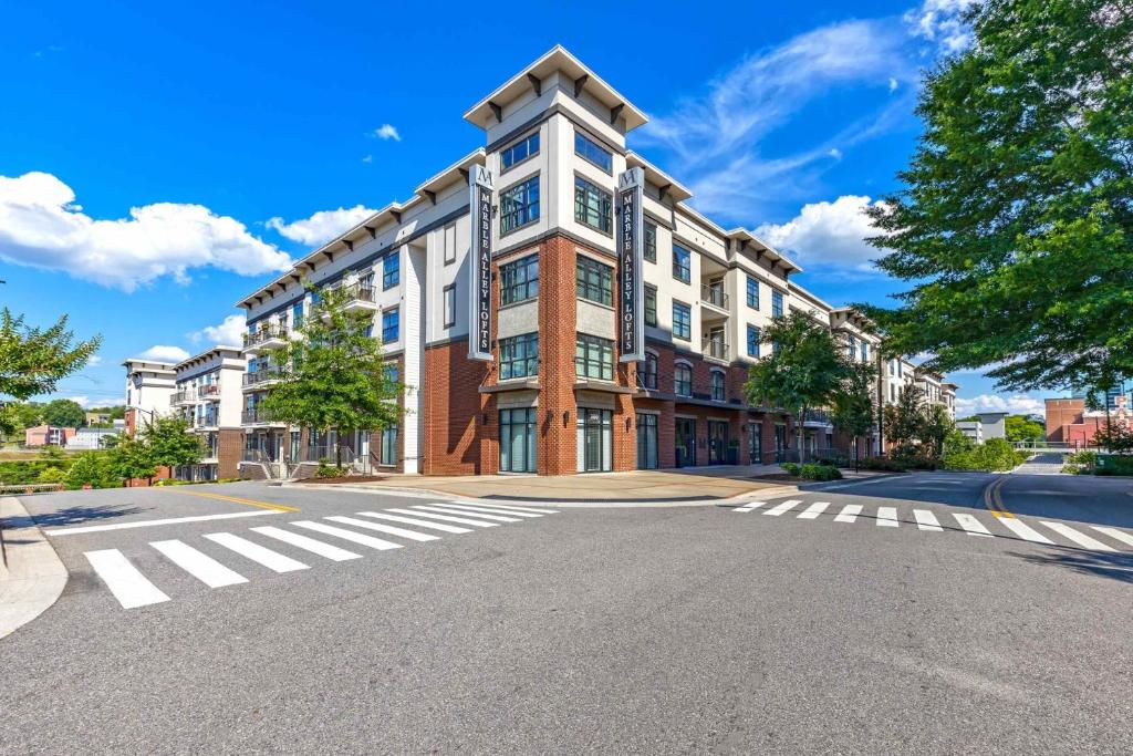 诺克斯维尔Cozy and Bright Apartments at Marble Alley Lofts in Downtown Knoxville的一条有人行道的大街上的建筑