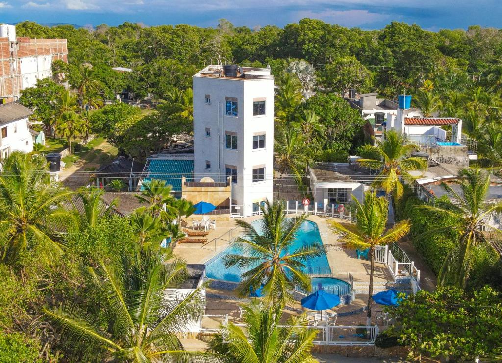 科韦尼亚斯Condominio bahia blanca的享有棕榈树和游泳池度假村的空中景致