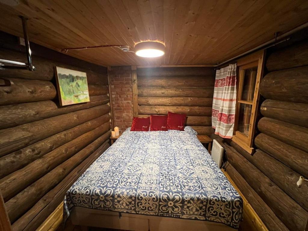 VehendiTrepimäe Holiday House的小木屋内的一个床位