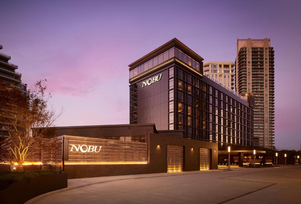 亚特兰大Nobu Hotel Atlanta的夜城里一座小提琴建筑