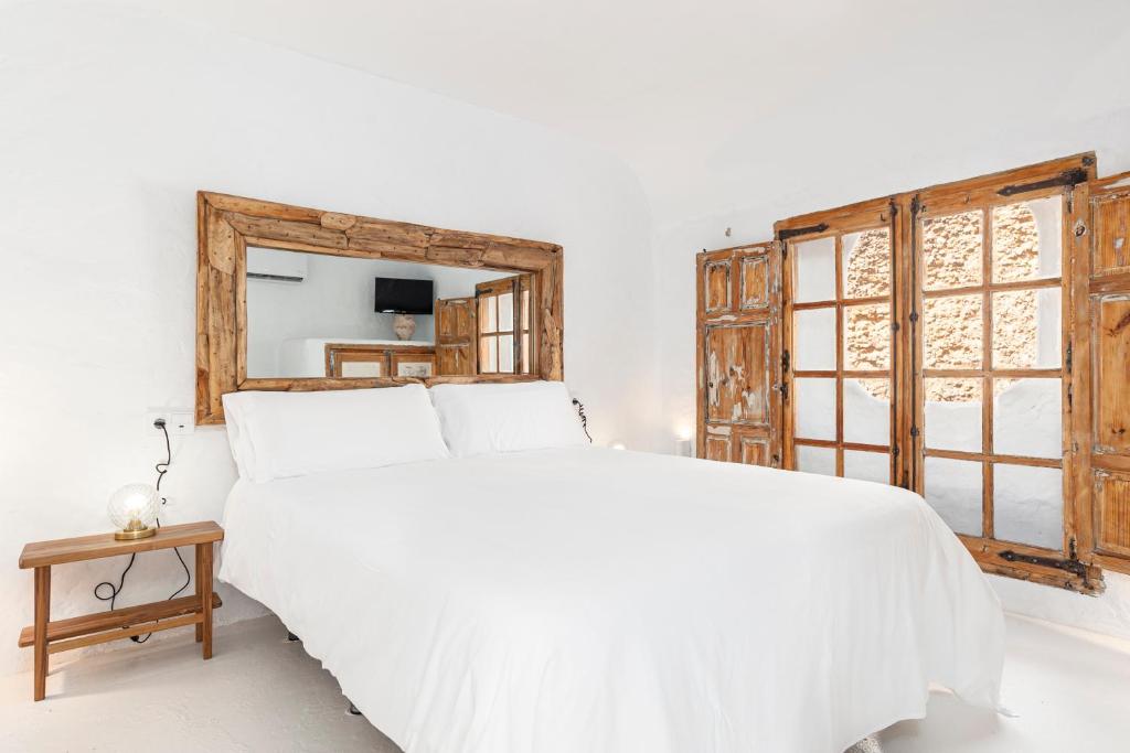 贝赫尔-德拉弗龙特拉La Fonda Antigua ADULTS ONLY的白色卧室设有一张大床和镜子