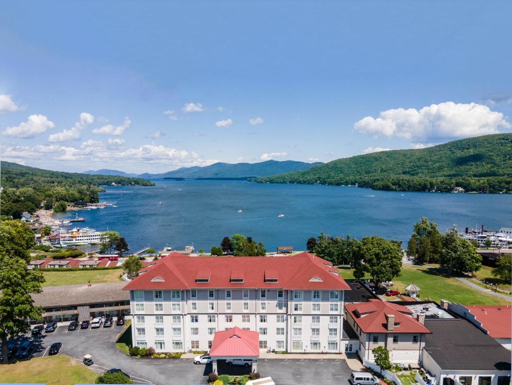 乔治湖威廉亨利堡酒店的享有酒店和湖泊的空中景致